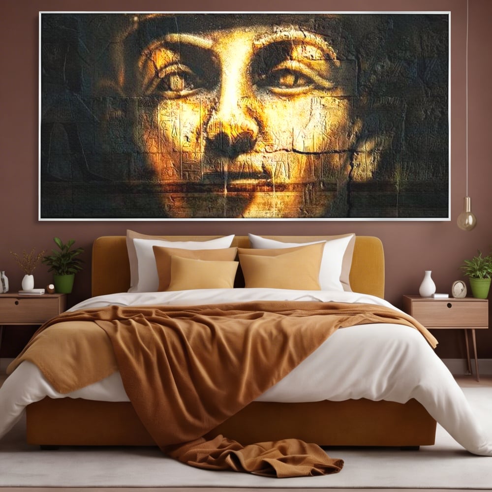 Tablou canvas cu tablou canvas cu chipul unui faraon, in rama de aluminiu argintiu, pe perete intr-un dormitor
